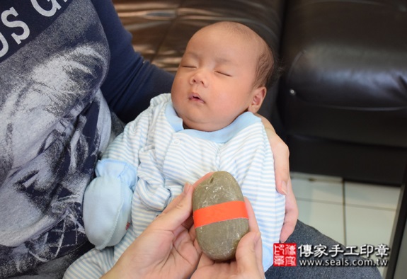 孫寶寶(台北萬華區到府嬰兒寶寶滿月剃頭理髮、免費到府嬰兒剃胎毛儀式吉祥話)。到府剃頭剃胎毛主持、專業拍照、DVD光碟、證書。★購買「臍帶章、肚臍章、胎毛筆刷印章」贈送：剃頭、收涎、抓周，三選一。2015.10.18 照片9